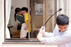 Con đĩ chơi với dương vật của bạn chồng 4K