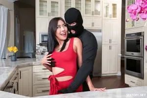 Cơn mưa to, cậu nhân viên buộc phải ngủ lại nhà trọ với cấp trên nữ và cái kết