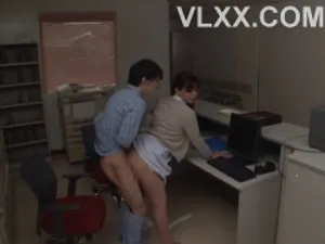 Nam thanh niên "cứu giúp" nữ sinh bị kẹt thang máy