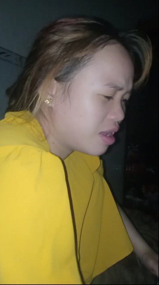 Người phụ nữ trẻ ly hôn ở khu đèn đỏ với bộ ngực chảy xệ